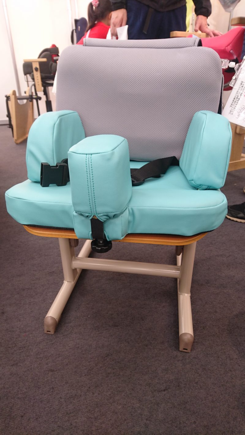 でく工房さんの座位保持椅子「レポ」シリーズに座ってみました | 発達障害-自閉症.net